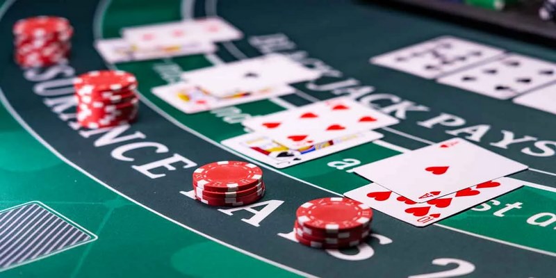 Bet thủ cố gắng đánh bại Dealer bằng cách có điểm số cao hơn